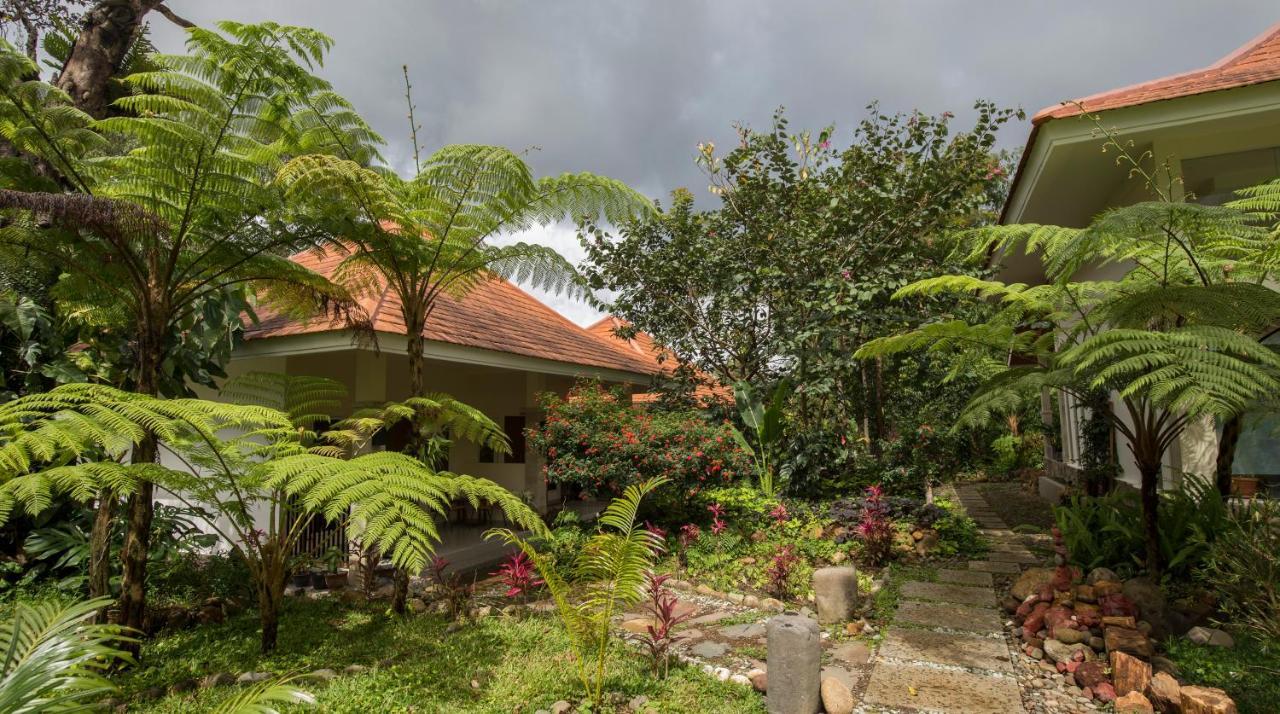 Ara Garden Inn, Accommodation, Yoga Studio & Spa Рутенг Екстериор снимка